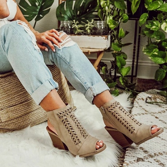 🚨LAST PAIR!!//The Joanna// Taupe caged Sandal - Picture 2 of 8